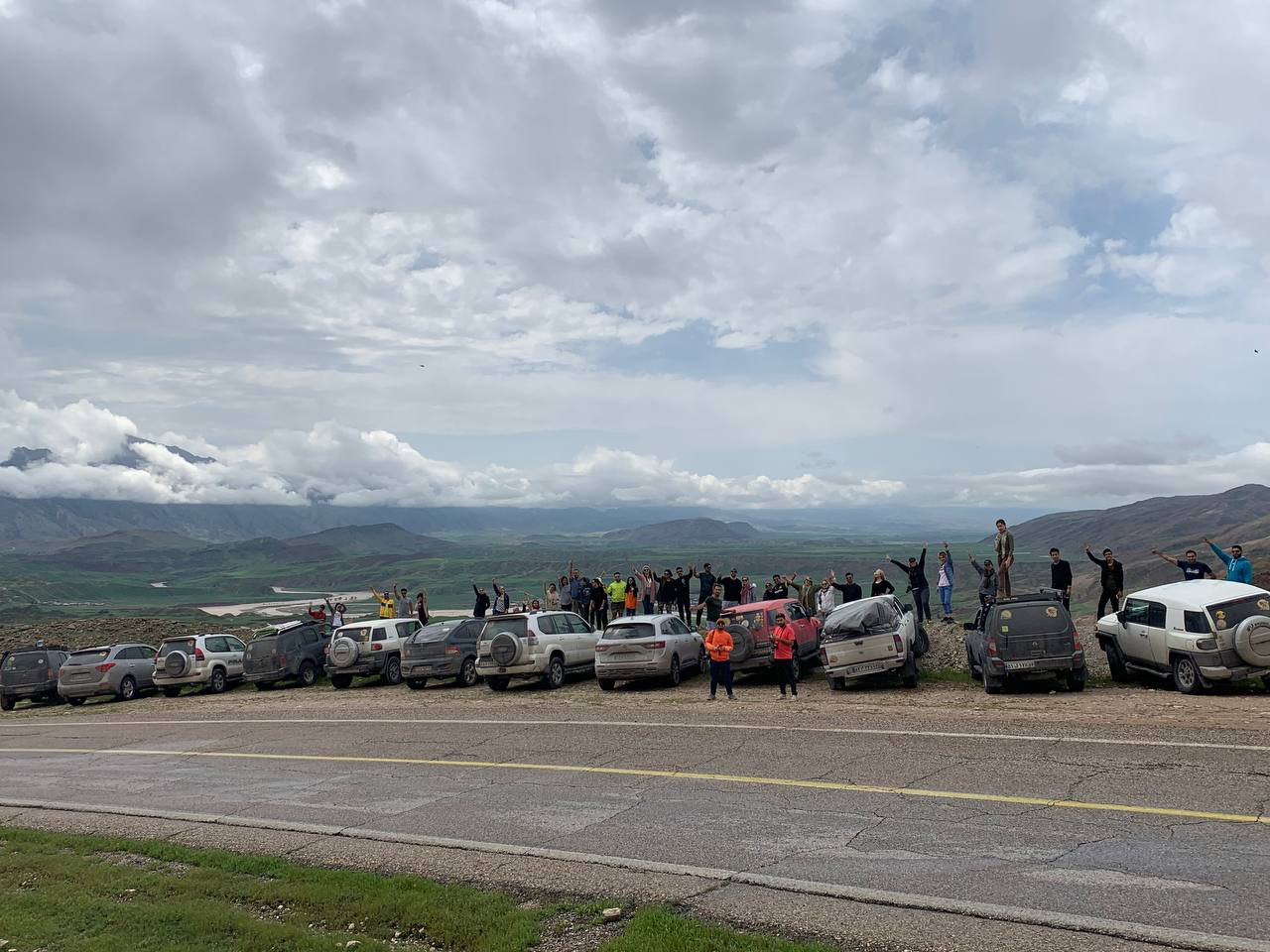 کاروان خودروها در جاده کوهستانی (تور نوروزی شمال تا جنوب غربی)